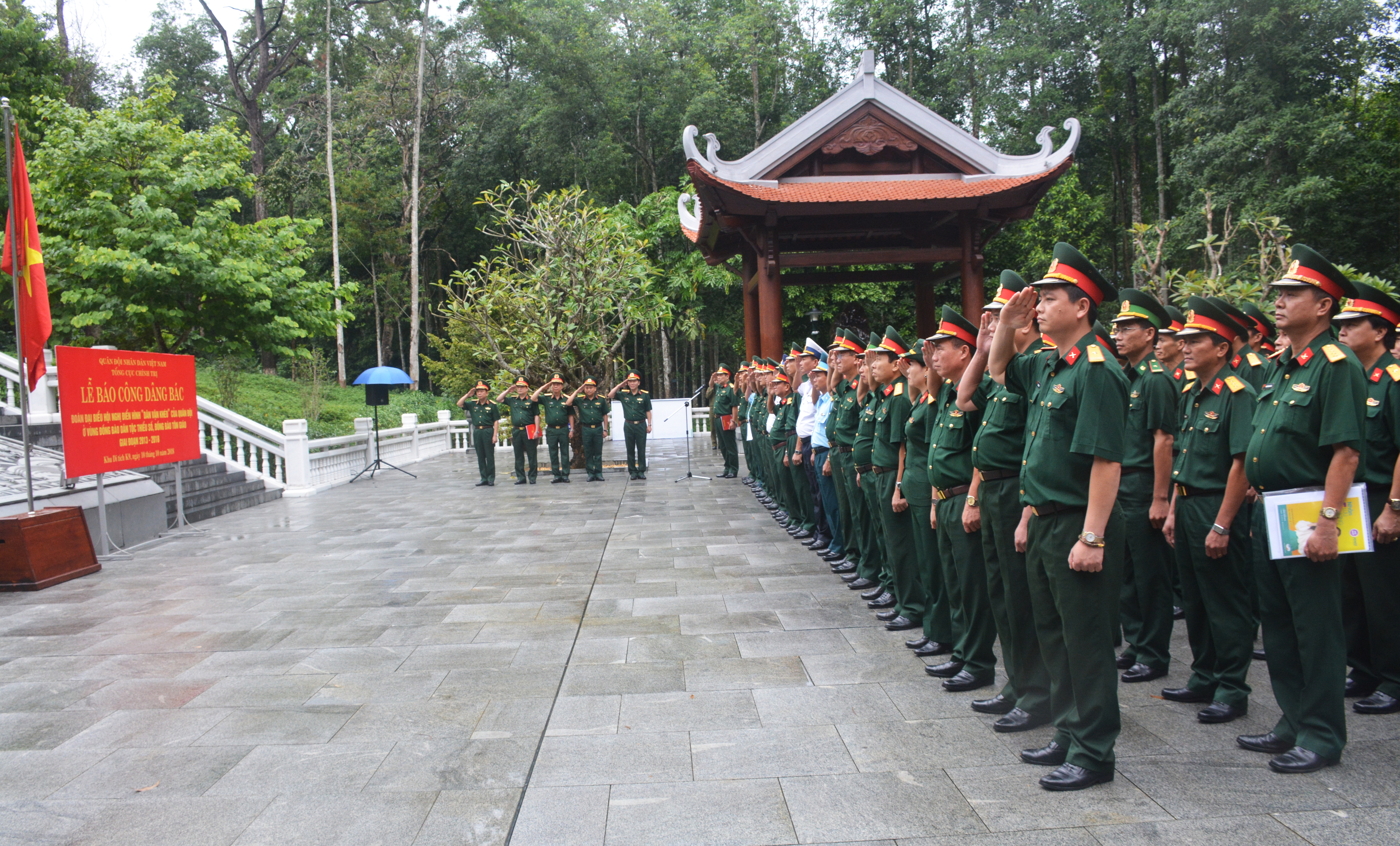 Đoàn đại biểu cán bộ làm công tác dân vận trong Quân đội báo công dâng Bác tại Khu di tích K9